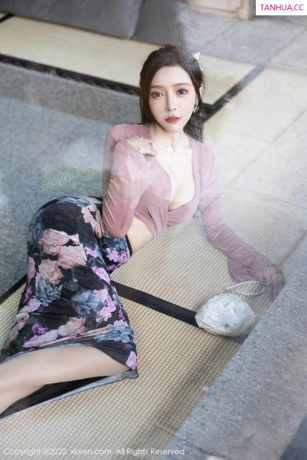 王馨瑶  [XiuRen]高清写真图 2022.12.12 No.5985 王馨瑶yanni 美腿长裙第11张图片